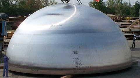 Binnenin de machines die 15 meter staal buigen als papier. Zware buigmachines en productieprocessen.