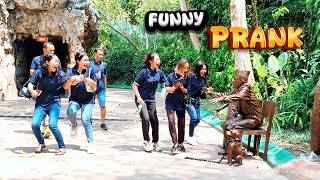 Statue prank. Patung hidup. Funny reaction with beautiful girls!!!