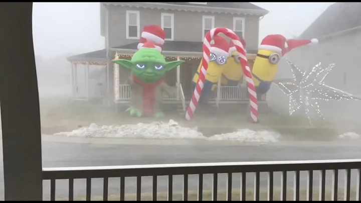 雪が降り、ポーチのライトが光る #クリスマス #デコレーション #ミニオン #fypシ #ソラ #fyp