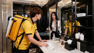 女總裁被逼婚跑錯廁所，怎料卻一眼相中洗手的外賣小夥拉著他當場閃婚！殊不知小夥竟是偽裝的千億首富！暗中幫她解決家族矛盾助她成功#跑错厕所竟相中个穷小子