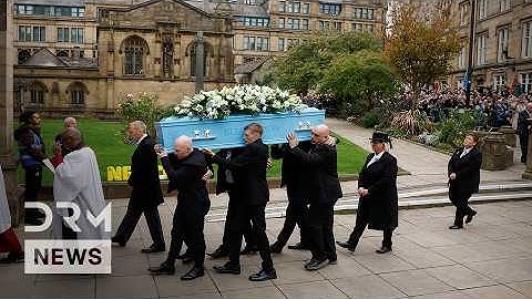 HEARTBREAKING MOMENT: Thousands Mourn Boxing Legend Ricky Hatton at Manchester Funeral | AP1B