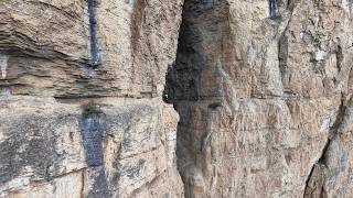 The remains of a mysterious Chinese tribe are hidden in the crevices of the cliff.