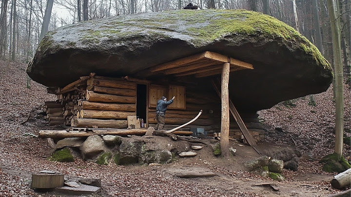 Il Construit Une Maison Cachée SOUS UN ROCHER Dans La Forêt | Du Début A La Fin @Outdoor_builder