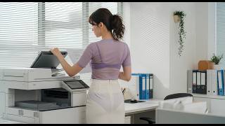 The Back View – Her Graceful Moment Using the Copier in a Skirt | スカート姿でコピー機を使う彼女の後ろ姿 | 그녀의 뒷모습