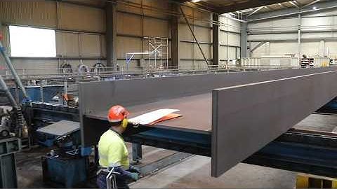 Onderpoederdeklassen verandert plaat in H-balken. Documentaire over industriële productie.