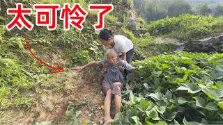 80岁老人摔下悬崖 差点把命丢了，90后夫妻发现后赶紧送往医院 从山下背上山累吐血,看哭了