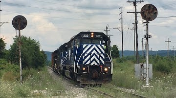 Graantrein vs. Heuvel- en spoorwegwissel bij een steengroeve met 3 locomotieven, treinachtervolgi...