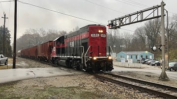 Graantrein vs. Heuvel- en spoorwegwissel bij een steengroeve met 3 locomotieven, treinachtervolgi...