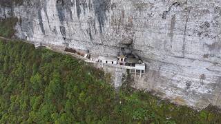 An old man from Guizhou has lived in seclusion on a cliff for more than 30 years