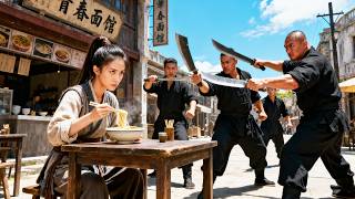 功夫電影！惡霸欺負老人，哪料路邊吃麵的女子是功夫高手秒虐他們 🔥 功夫 | Kung Fu