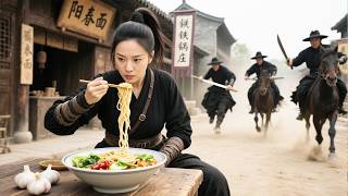 功夫電影！惡霸欺負老人，哪料路邊吃麵的女子是功夫高手秒虐他們 🔥 功夫 | Kung Fu