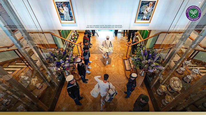Incedible Atmosphere! | Jannik Sinner and Carlos Alcaraz walk out ahead of the Wimbledon final 2025