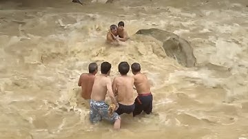Brave strangers team up to save boy from strong current 👏