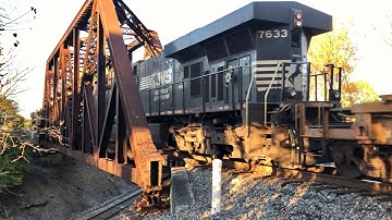 Trein versus heuvel, trein met verwerpelijke peiling, verhoogde bocht