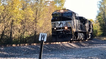 Trein versus heuvel, trein met verwerpelijke peiling, verhoogde bocht