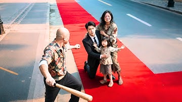 Thumbnail of 萌娃替媽媽擋下渣爹打罵，為逃離親爹魔爪火速街頭認下新手爸爸！殊不知男人竟是隱形富豪，母女二人從此被寵上天！ #反轉 #甜寵 #打臉 #萌娃