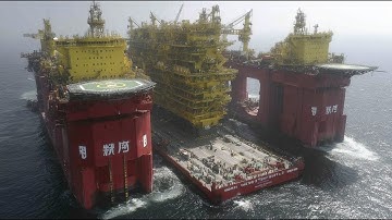 Jack-upgigant bouwt turbine op open zee. Documentaire over zware machines en industriële techniek.