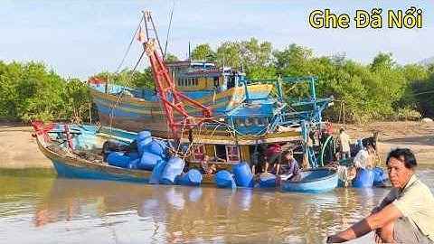 Trục Vớt Chiếc Ghe Chìm Lên Bên Trong Đầy Cát Và Bùn