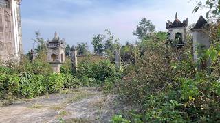 Kami terkejut mengetahui mengapa dua rumah yang bersebelahan itu ditinggalkan