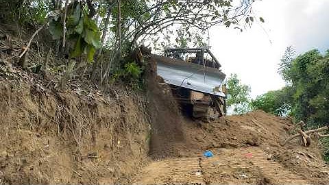CAT D6R XL Bulldozer Operator Skills Splitting Hills for the Perfect Forest Road!