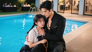 她是總裁親手帶大的女孩，成人禮那夜卻主動吻上他的唇！他強忍克制將她推開，直到見她被欺負，終於失控將她護在懷中占為己有！#短劇 #追妻火葬场