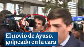 El novio de Ayuso recibe un fuerte golpe en la cara por una cámara cuando salía de los juzgados