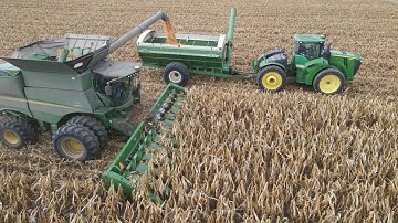 John Deere S680 Combine Harvesting Corn