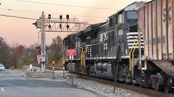 6 Locomotieftrein, passerende trein en hier komt nog een trein met DPU op het 2e spoor, sein omve...