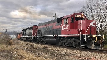 Trein rijdt de heuvel op met 2 locomotieven, lading dwarsliggers en een lading stenen. Fijne Than...