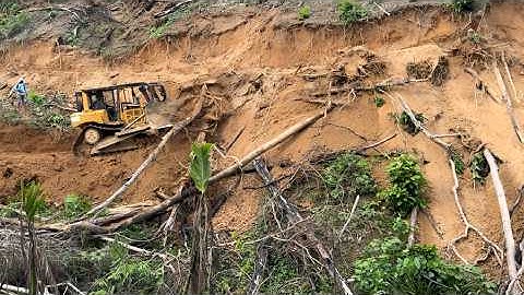 This CAT D6R XL Bulldozer Operator Takes a Big Risk on a Dangerous Slope!